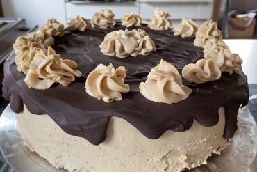 Heiß und kalt: Spargel in Basilikumsauce mit Spargel-Erdbeersalat