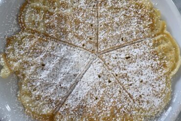 Torte mit Pfirsich- und Himbeercreme