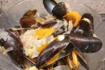 Färben mit gedörrten Lebensmitteln: Spinatpulver und Möhrenpulver