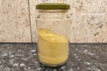 Erdbeeren mit Sahne-Rum Espuma und Pistazien