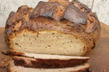 Erdbeeren mit Sahne-Rum Espuma und Pistazien