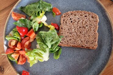 Quiche gerollt mit frischem Spinat, Lachs und Ziegenkäse