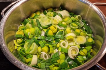 Garnelen auf Meerbarbenfilet auf Püree vom Rot- und Rosenkohl