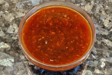 Mediterraner Salat mit Roggen, Tomaten und Oliven