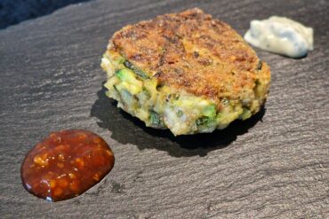 Zucchini Frikadellen mit Chili Dip