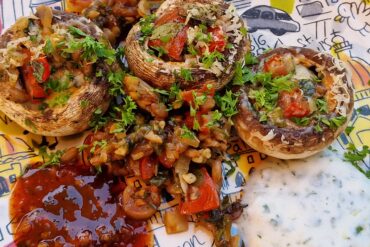 Mediterraner Salat mit Roggen, Tomaten und Oliven