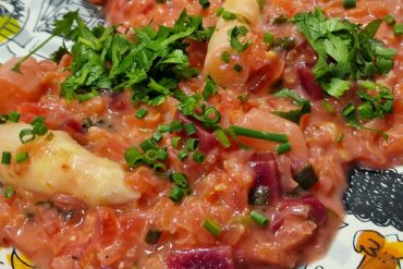 Dreierlei von der Rote Bete: Matjes Tatar mit Crêpe, Labskaus und Chips